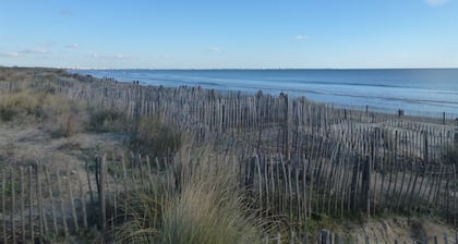 Perfect family spot 2 bedrooms, big garden. Beach on the across the street !