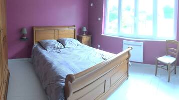 3 dormitorios, tabla de planchar con plancha, cuna de viaje