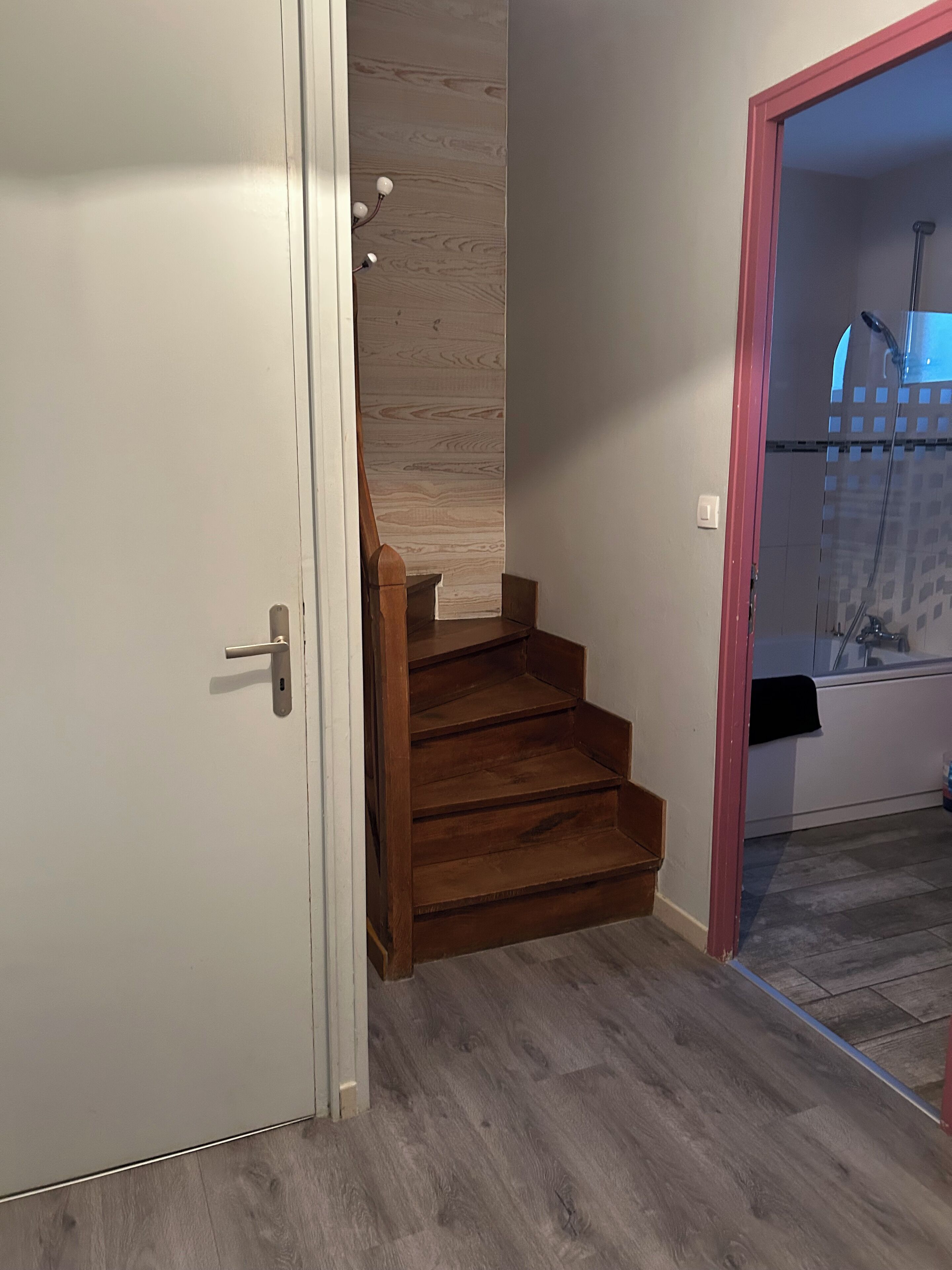 Badekar, hårføner, håndklær og toalettpapir