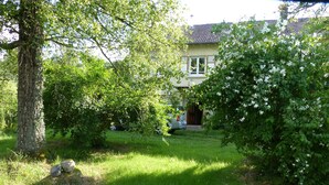 A house with a well-maintained lawn, a large tree, and a garden with flowering plants. - La Maison du Patrel - Bed and breakfast_4 people (Ban sur Meurthe/Clefcy)
