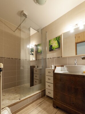 Dusj, håndklær og toalettpapir