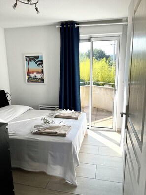 1 bedroom, desk, iron/ironing board, travel crib - Apartment T2.40 m2, air-conditioned, 3 terraces, 350 m from the beach. Private parking. (Saint-Cyr-sur-Mer)