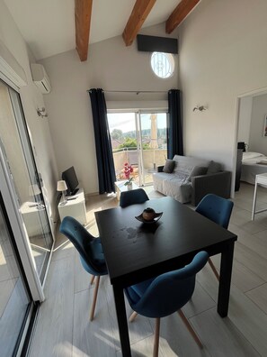 TV, offices - Apartment T2.40 m2, air-conditioned, 3 terraces, 350 m from the beach. Private parking. (Saint-Cyr-sur-Mer)