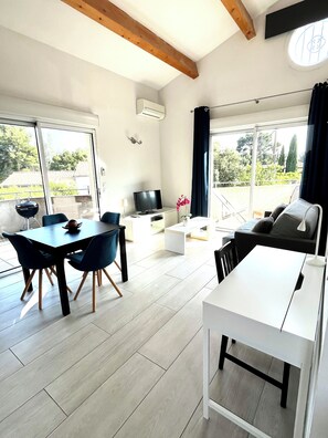 Interior - Apartment T2.40 m2, air-conditioned, 3 terraces, 350 m from the beach. Private parking. (Saint-Cyr-sur-Mer)
