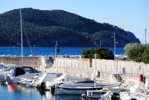 Marina - Apartment T2.40 m2, air-conditioned, 3 terraces, 350 m from the beach. Private parking. (Saint-Cyr-sur-Mer)