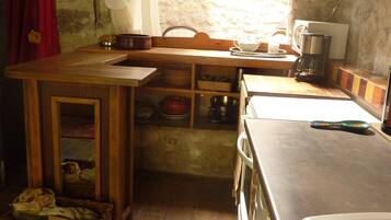 Een koelkast, een microgolfoven, een oven, een kookplaat