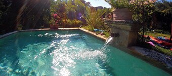 Uzes 600m from downtown, small house, wooded grounds with swimming pool, very quiet