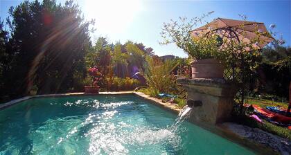 Uzes 600m du centre ville, petite maison, terrain arboré avec piscine,trÚs calme