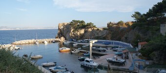 Overlooking the little port, 60 m2 gîte with incredible view, large garden