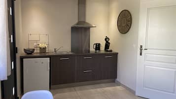 Réfrigérateur, micro-ondes, plaque de cuisson, cafetiÚre/bouilloire