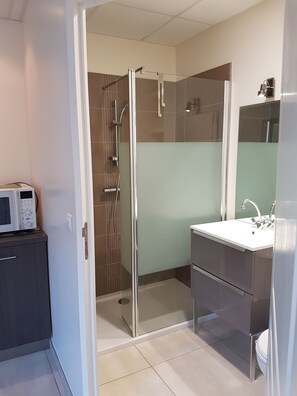 Dusche, Handtücher, Seife, Toilettenpapier