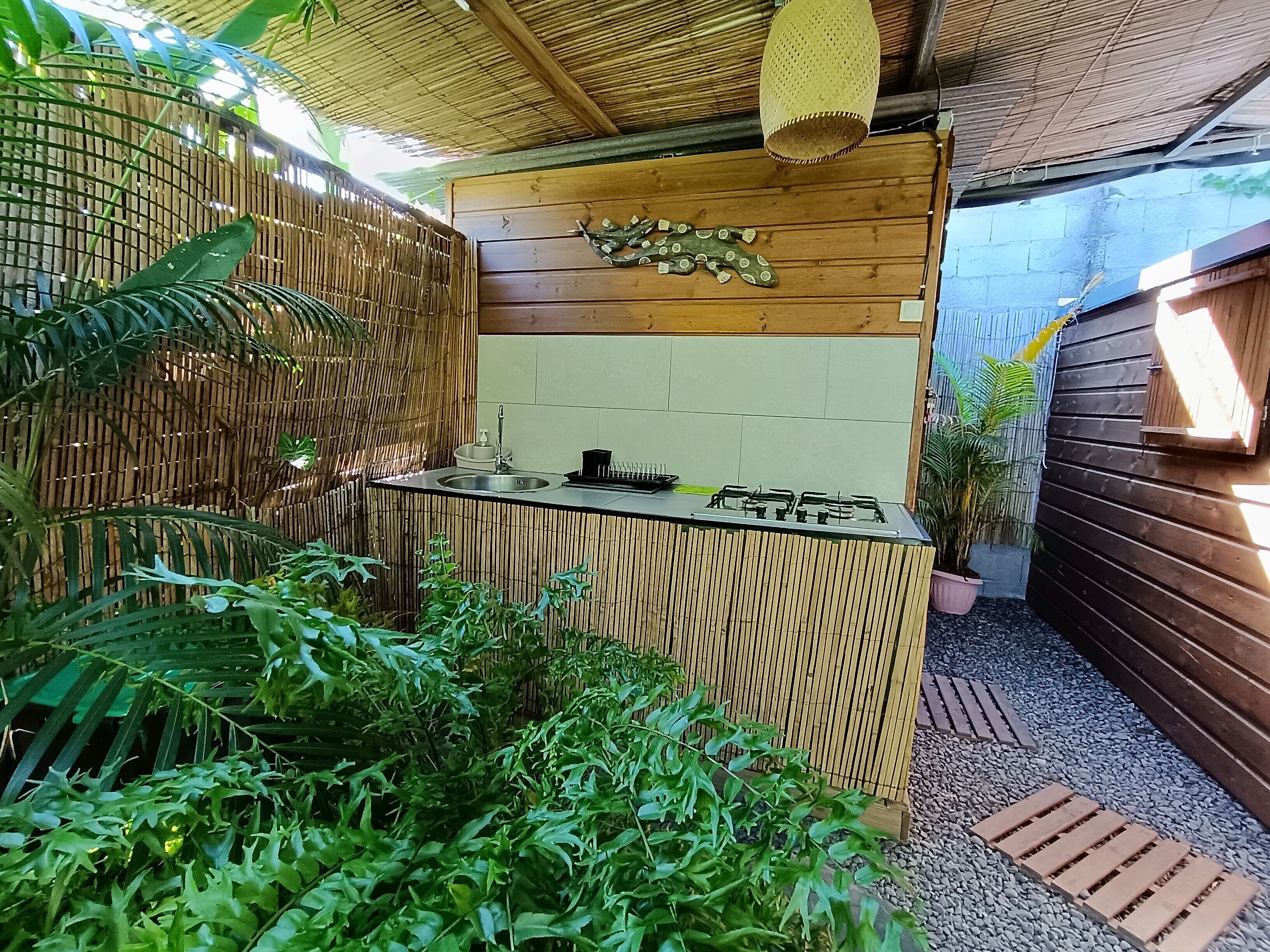 Réfrigérateur, micro-ondes, plaque de cuisson, cafetière/bouilloire