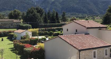 Furnished tourist accommodation classified 4 * for 4-5 people, swimming pool overlooking the Luberon