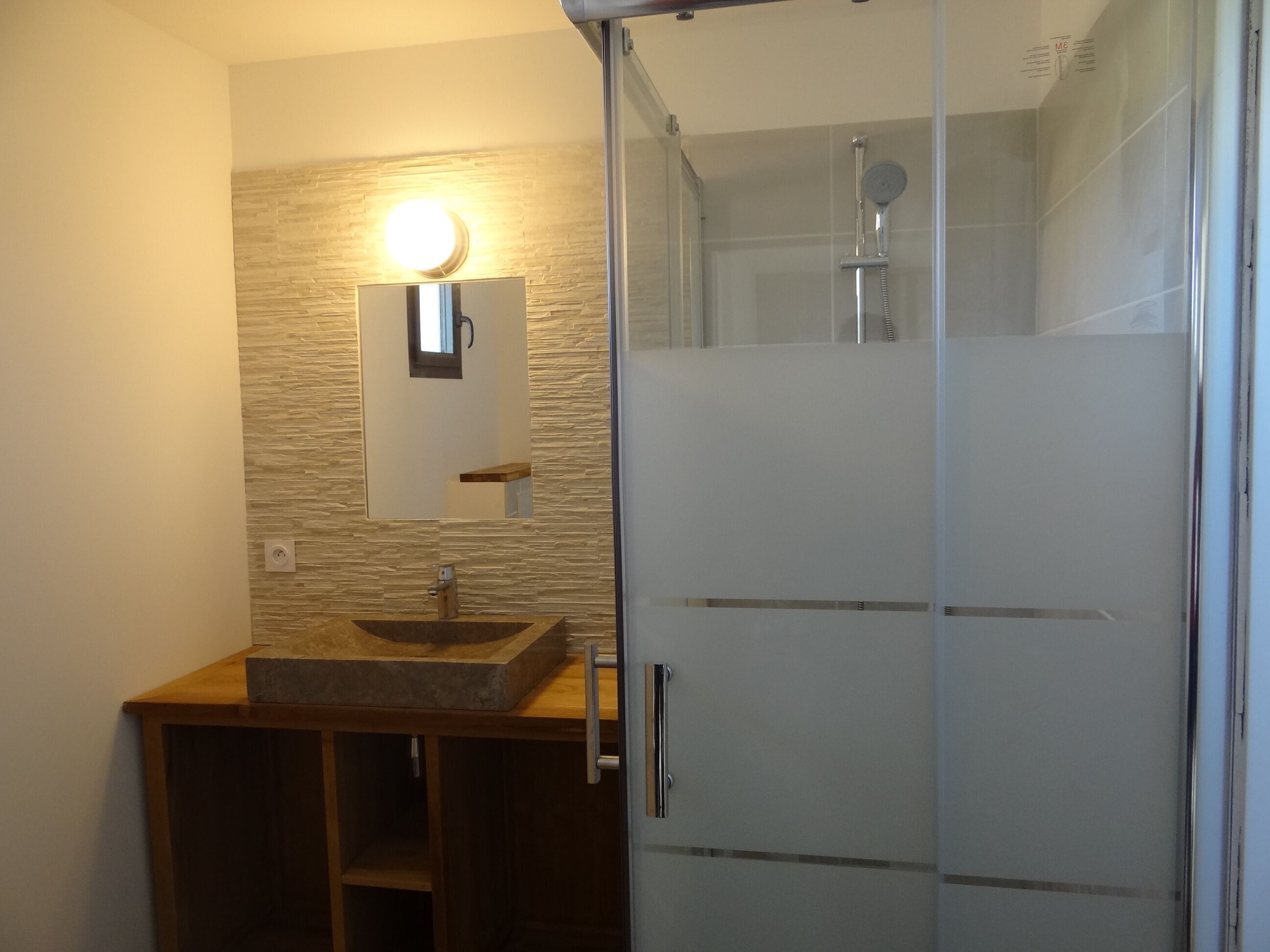 Douche, sèche-cheveux, serviettes fournies, savon