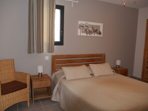 2 عدّة غرف نوم ومكواة/لوح كي وخدمة الإنترنت وملاءات أسرّة