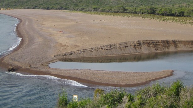 A beach with a clear view of the ocean and a sandy shore. - Weekly and overnight rentals open all year round (Manso)