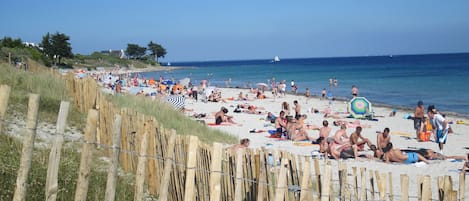 Una spiaggia nelle vicinanze, lettini da mare