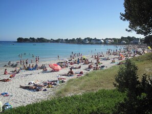 A crowded beach with people sunbathing and swimming. - Loctudy: Single storey holiday home 300 m from the beautiful beach of Lodonnec (Loctudy)