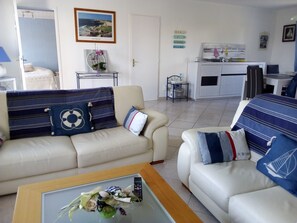 TV, bøker og stereoanlegg