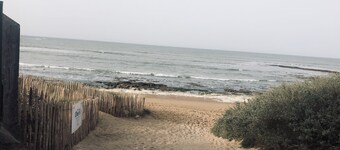 Semi-frittliggende hus noen få meter fra havnen i LA COTINIERE