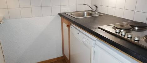 Réfrigérateur, micro-ondes, plaque de cuisson, lave-vaisselle