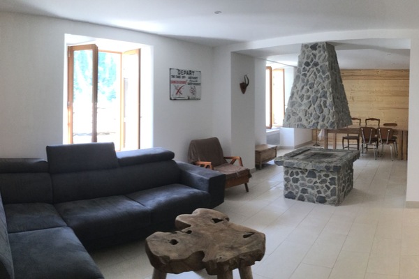 TV, caminetto, libri