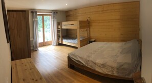 4 soverom, strykejern/-brett, reiseseng for barn og wi-fi (inkludert)