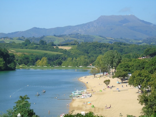Maison basque climatisée dans un écrin de nature proche lac Saint Pée et plages 