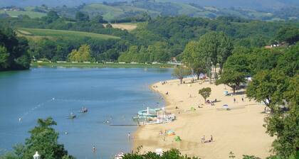 RENOVATED BASQUE HOUSE 8 BEDROOMS CLIM WIFI NEAR LAKE, OCEAN GARDEN, PETS OK