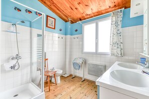 Shower, hair dryer, bidet, towels