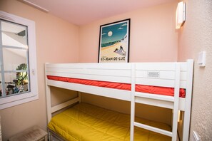 2 dormitorios, tabla de planchar con plancha, cuna de viaje