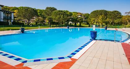 Very nice apartment on the ground floor in front of the swimming pool, with beautiful sea view