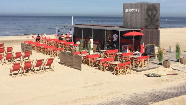 Ein Restaurant direkt am Strand mit Außenbereich und Meerblick.