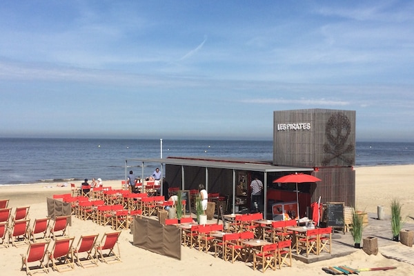 Plage, chaises longues