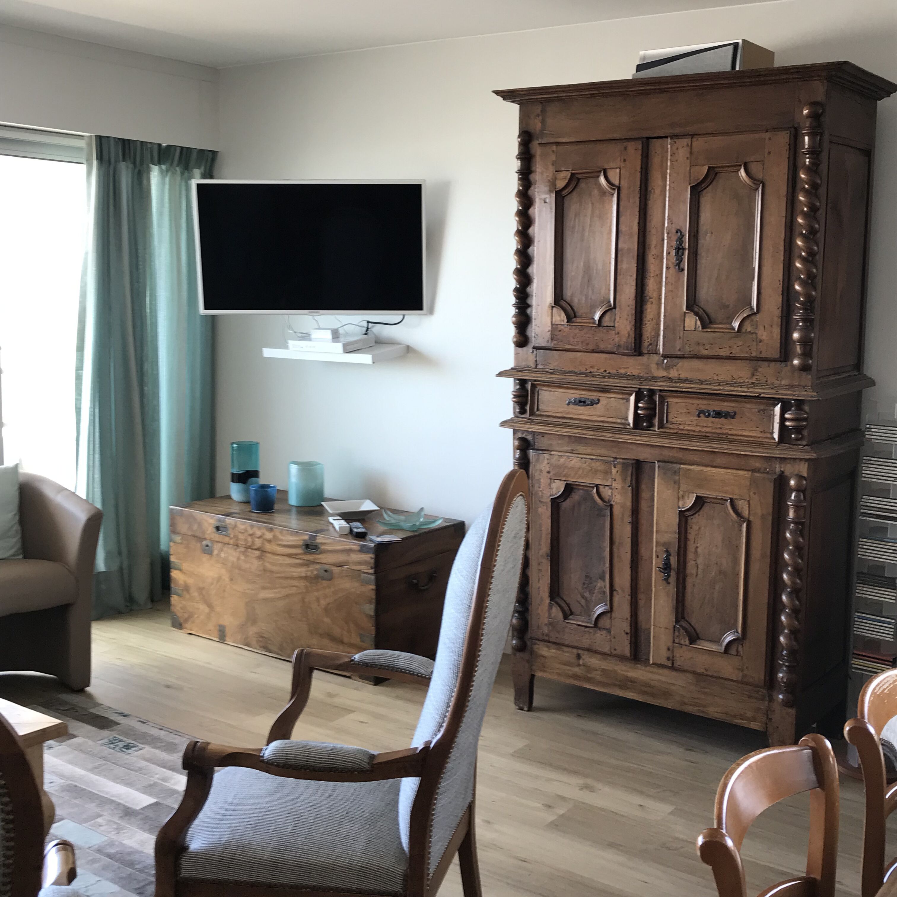 Télévision, livres, chaîne hi-fi