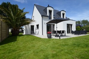 Outdoor dining - New house 4 * 600 m from the sea in Trégastel (Côte de Granit Rose) (Trégastel)