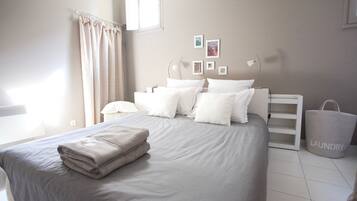 1 slaapkamer, een bureau, een strijkplank/strijkijzer, reisbedje