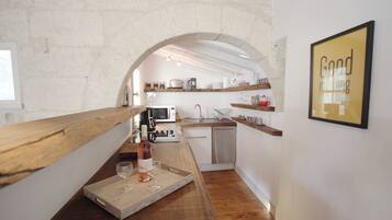 Een koelkast, een microgolfoven, een kookplaat, een vaatwasser