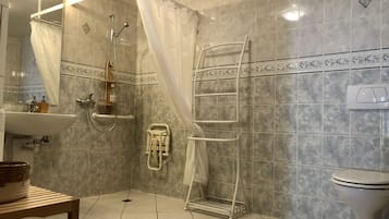 Secadora de cabello, jabón, papel de baño