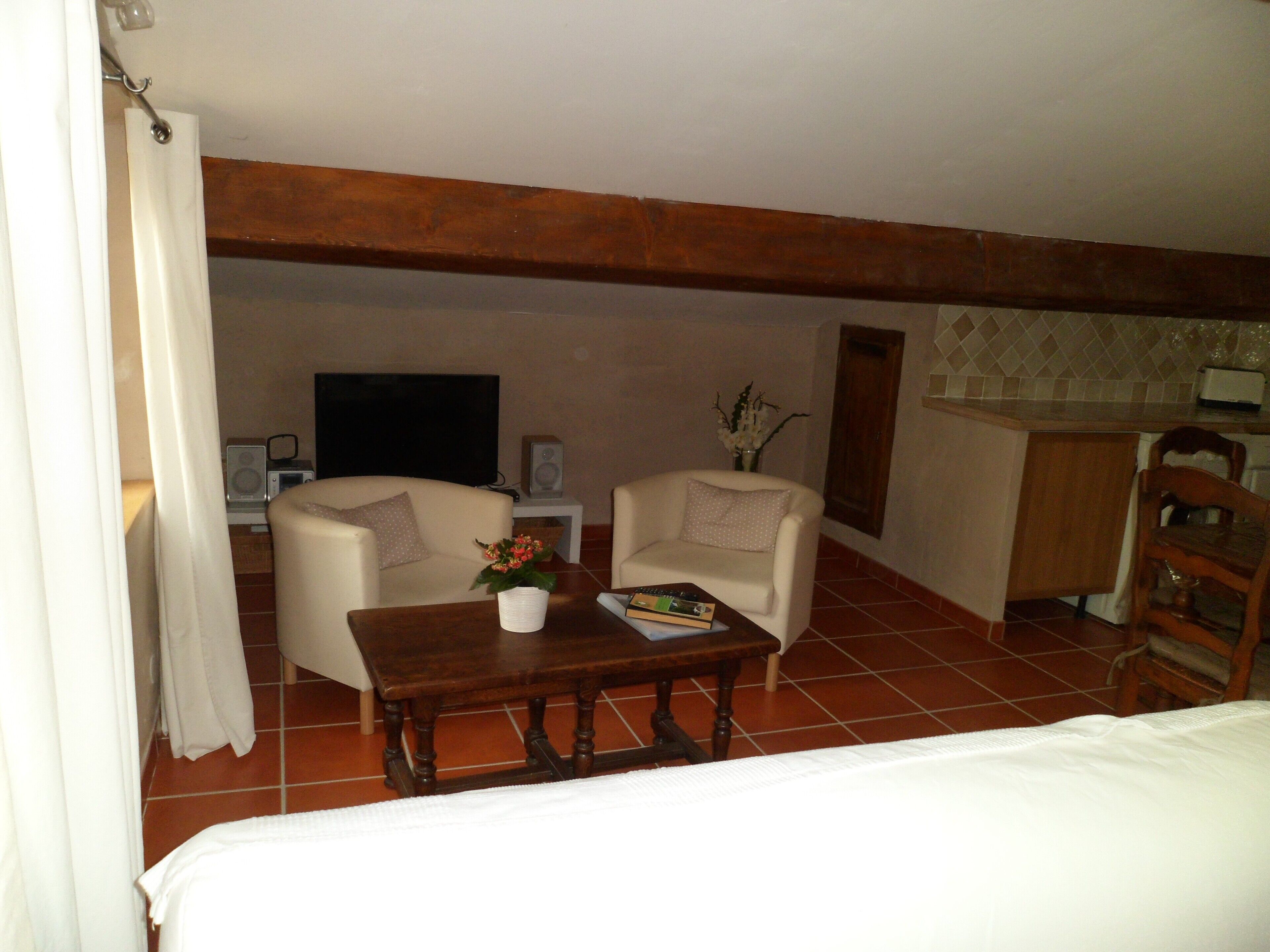 Small house with swimming pool surrounded by nature between the sea and the Verdon