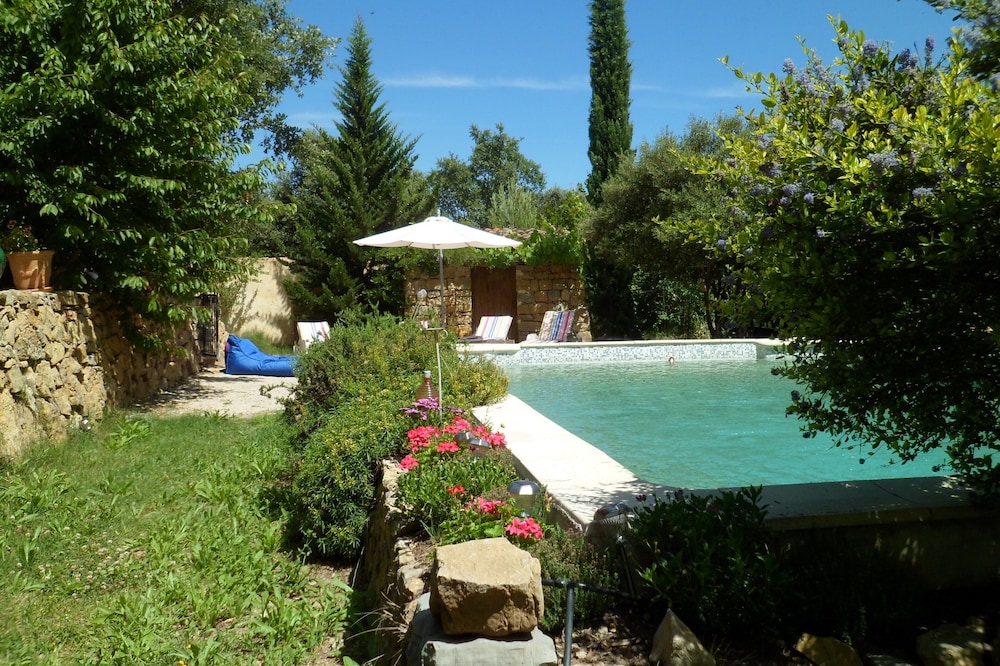 Small house with swimming pool surrounded by nature between the sea and the Verdon