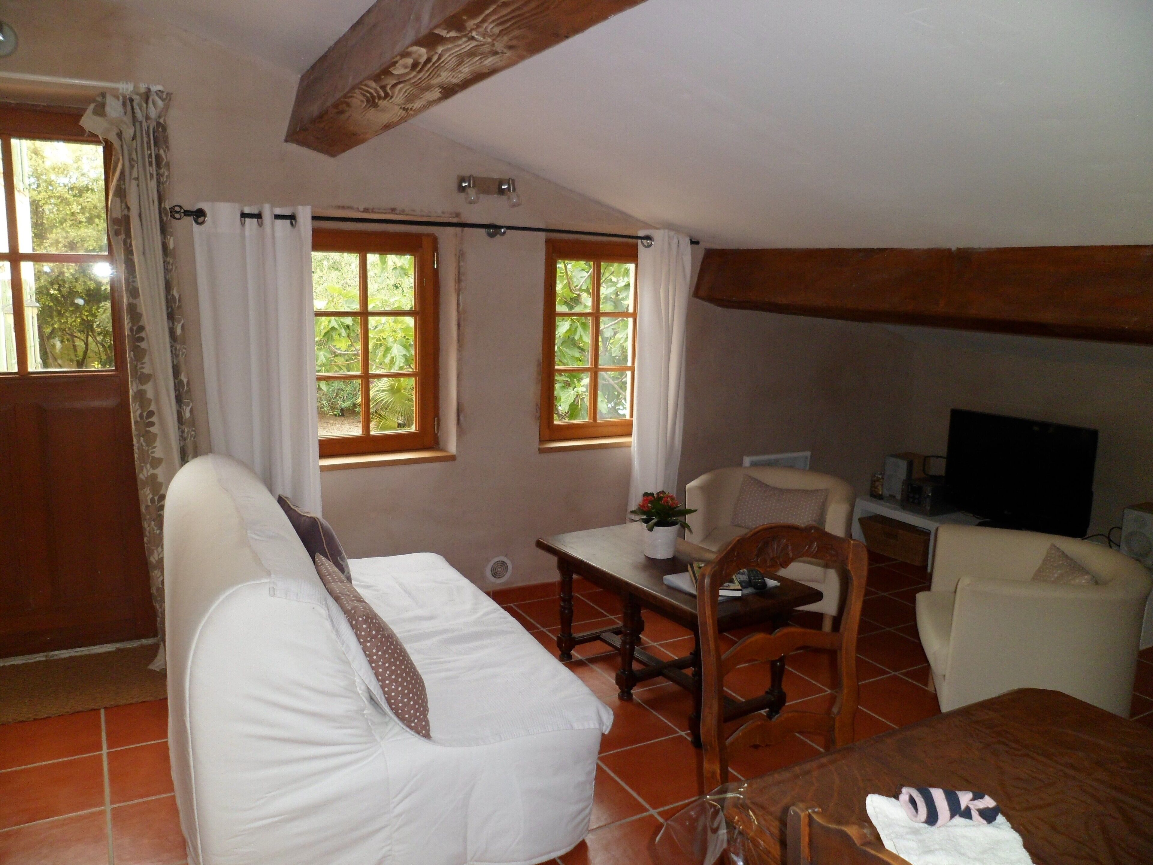 Small house with swimming pool surrounded by nature between the sea and the Verdon