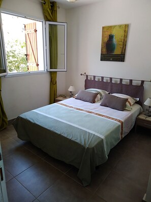 1 dormitorio y tabla de planchar con plancha