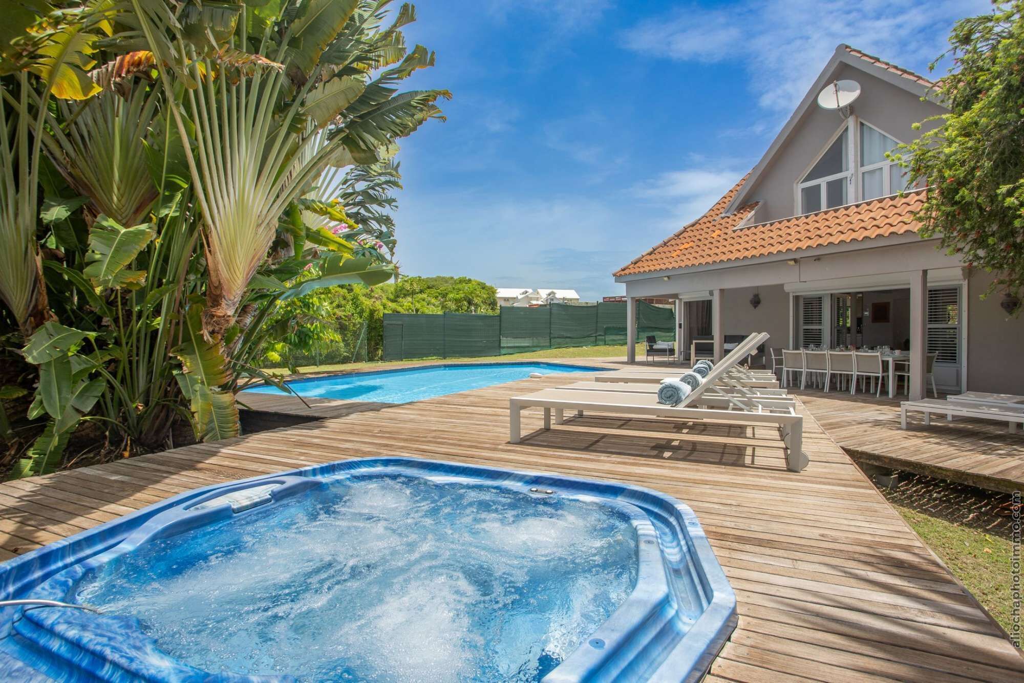 Una piscina al aire libre