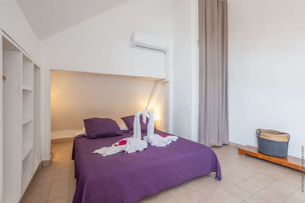 4 bedrooms, iron/ironing board, WiFi, bed sheets