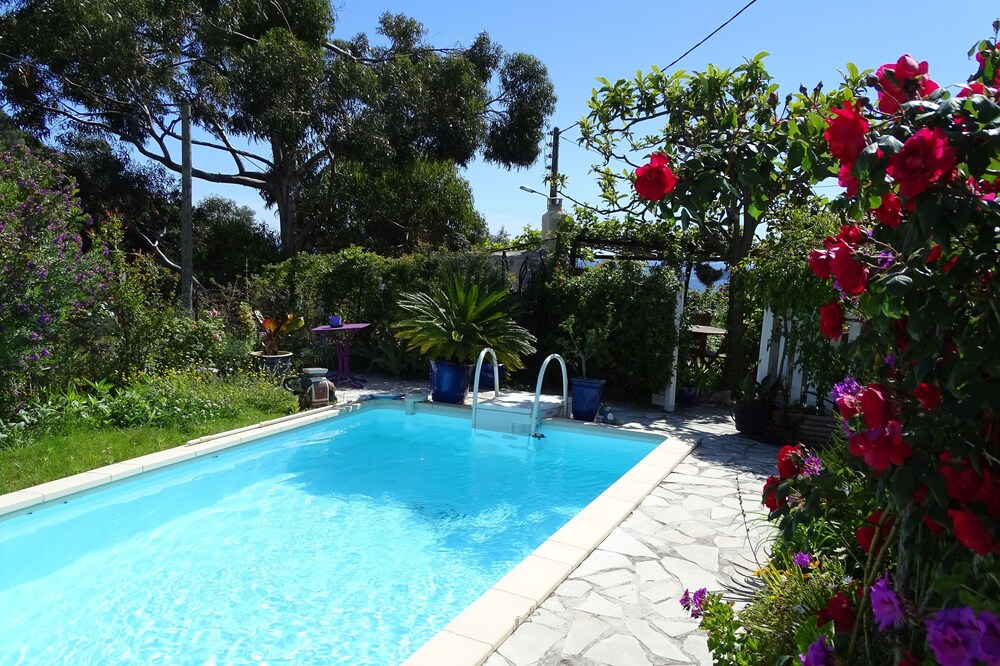 COTTAGE: 2 rooms surrounded by greenery with swimming pool