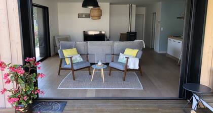 300 m vom Strand des Sees! Schönes Haus, Holzverkleidung.