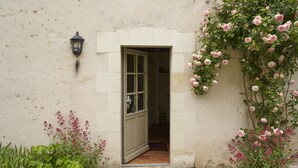 A rustic building with a stone facade, a wooden door, and a small window. - L 'Abeille bleue - Cottage *** - 4/6 people - Azay-le-Rideau - from 70 € / night (Cheillé)
