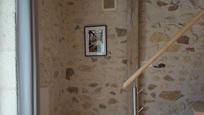 A rustic interior with a stone wall, a wooden staircase, and a framed picture on the wall. - L 'Abeille bleue - Cottage *** - 4/6 people - Azay-le-Rideau - from 70 € / night (Cheillé)