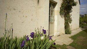 A building with a white exterior, a door, and a window. - L 'Abeille bleue - Cottage *** - 4/6 people - Azay-le-Rideau - from 70 € / night (Cheillé)